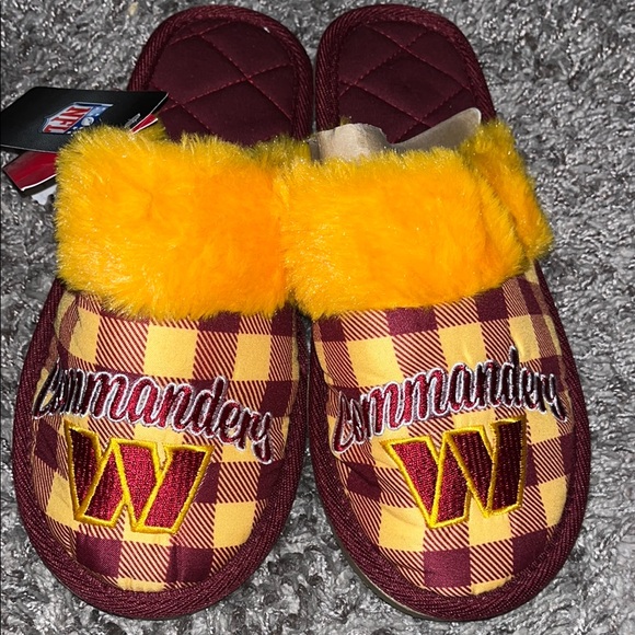 NFL Plaid Slippers with Yellow Fur Trim Size 5-6 - Picture 1 of 3